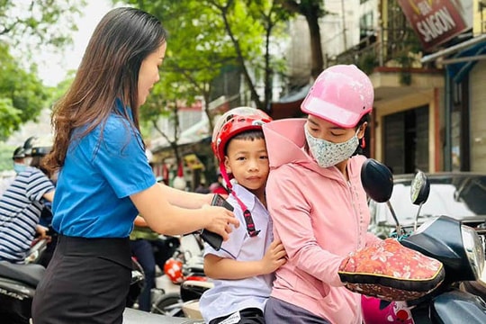 Kiểm tra ngẫu nhiên 6 "Cổng trường an toàn giao thông"